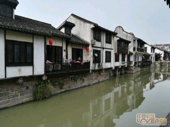 春晚长沙分会场彩排来了，何炅与市民唱歌超喜庆，现身菜市场接地气